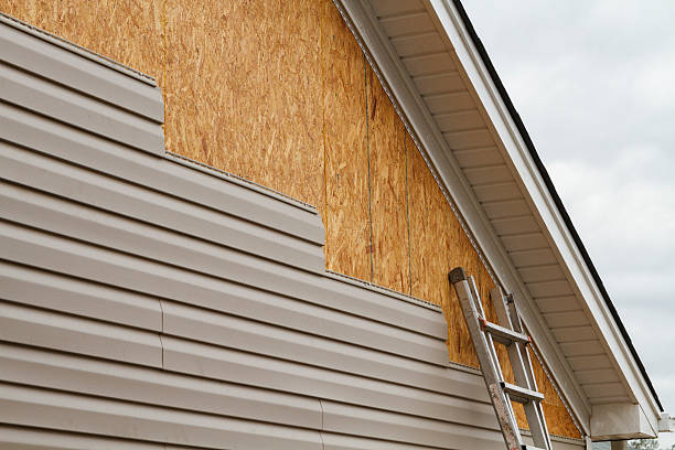 Professional Emergency Siding Repair technician working in Wadsworth, IL